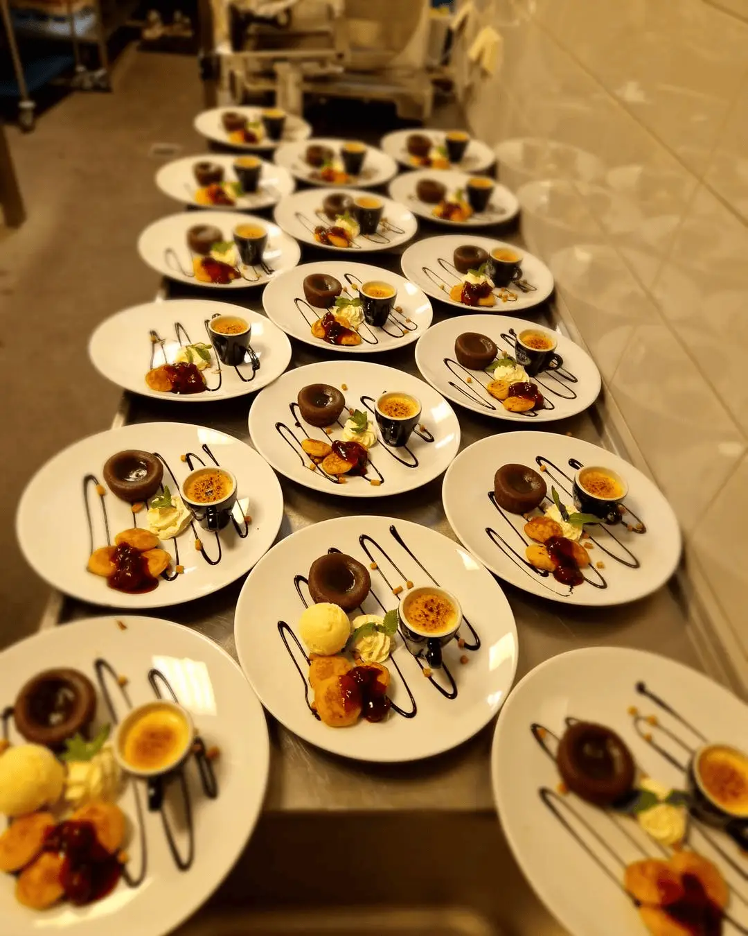 Desserts klaargezet in de keuken van Routiers